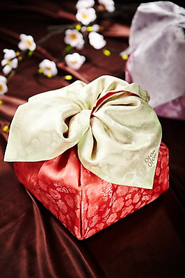 포토 JPG 한국전통 전통 명절 꽃 포장 선물 사람없음 장식 선물상자 추석 가을 보자기 추석선물 국내포토 식물 계절 기념일 한국 상자 파일형식 천_직물 명절선물