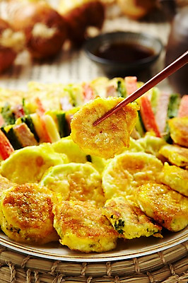 포토 JPG 한국전통 전통 명절 한식 음식 젓가락 사람없음 추석 전통음식 가을 동그랑땡 전 명절음식 부침 산적 채반 제수음식 호박전 국내포토 그릇 계절 기념일 한국 수저 파일형식