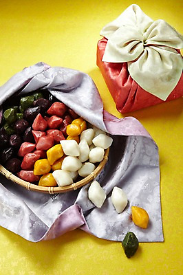 포토 JPG 한국전통 전통 명절 한식 음식 디저트 떡 선물 사람없음 컬러풀 바구니 추석 전통음식 가을 보자기 송편 추석음식 명절음식 오색 제수음식 추석선물 국내포토 계절 기념일 컬러 한국 파일형식 천_직물 명절선물