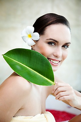 포토 JPG 서양인 외국인 백인 해외기획촬영 여자 꽃잎 꽃 2010년태국 포즈 잎 휴식 실내 건강 한명 미소 웃음 사람 20대 성인 취미 라이프 수건 뷰티 마사지 전신마사지 의료성형뷰티 여자만 여자한명만 성인여자만 청년만 청년여자만 성인한명만 청년여자한명만 성인여자한명만 성인만 국내포토 식물 1 컨셉 표정 인종 청년 내부 생활 위생용품 파일형식