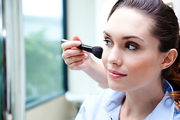 포토 JPG 서양인 해외기획촬영 손 여자 2010년태국 실내 미소 웃음 사람 손짓 20대 성인 두명 신체부위 화장 뷰티 화장용품 붓 미용실 뷰티샵 미용사 볼터치 의료성형뷰티 청년만 성인만 국내포토 외국인 직업 모션 표정 청년 내부 상점 미용용품 파일형식