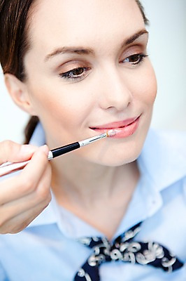 포토 JPG 서양인 해외기획촬영 손 여자 2010년태국 실내 미소 웃음 사람 손짓 20대 성인 두명 신체부위 화장 뷰티 화장용품 미용실 뷰티샵 미용사 입술 립메이크업 립브러쉬 의료성형뷰티 청년만 성인만 국내포토 외국인 직업 모션 표정 청년 내부 상점 미용용품 메이크업브러쉬 파일형식