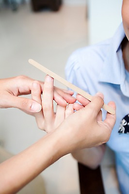 포토 JPG 서양인 해외기획촬영 손 여자 2010년태국 실내 사람 손짓 20대 성인 두명 신체부위 뷰티 미용실 뷰티샵 손톱관리 네일아트 미용사 버퍼 손톱버퍼 손톱정리 의료성형뷰티 청년만 성인만 국내포토 외국인 직업 모션 청년 내부 상점 미용용품 미용 파일형식