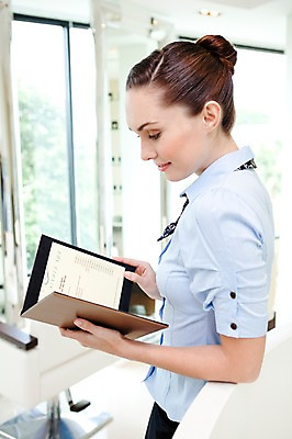 포토 JPG 서양인 해외기획촬영 응시 여자 2010년태국 창문 실내 한명 서기 미소 웃음 들기 사람 20대 성인 뷰티 기댐 미용실 뷰티샵 가격표 머리손질 헤어관리 의료성형뷰티 여자만 여자한명만 성인여자만 청년만 청년여자만 성인한명만 청년여자한명만 성인여자한명만 성인만 국내포토 외국인 1 시선 모션 표정 청년 내부 상점 파일형식