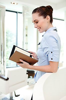 포토 JPG 서양인 해외기획촬영 응시 여자 2010년태국 창문 실내 한명 서기 미소 웃음 들기 사람 20대 성인 뷰티 기댐 미용실 뷰티샵 가격표 머리손질 헤어관리 의료성형뷰티 여자만 여자한명만 성인여자만 청년만 청년여자만 성인한명만 청년여자한명만 성인여자한명만 성인만 국내포토 외국인 1 시선 모션 표정 청년 내부 상점 파일형식