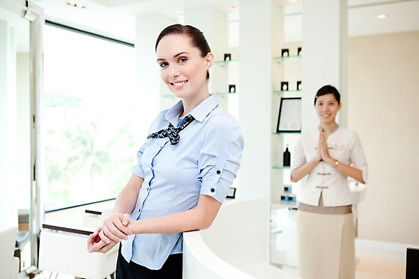 포토 JPG 서양인 해외기획촬영 손 여자 2010년태국 창문 실내 서기 미소 웃음 사람 동양인 손짓 20대 성인 두명 신체부위 뷰티 기댐 미용실 뷰티샵 미용사 머리손질 헤어관리 의료성형뷰티 청년만 성인만 국내포토 외국인 직업 모션 표정 인종 청년 내부 상점 파일형식