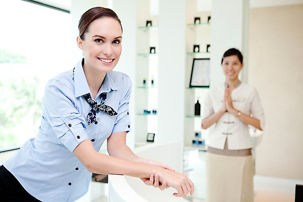 포토 JPG 서양인 해외기획촬영 손 여자 2010년태국 창문 실내 서기 미소 웃음 사람 동양인 손짓 20대 성인 두명 신체부위 뷰티 기댐 미용실 뷰티샵 미용사 머리손질 헤어관리 의료성형뷰티 청년만 성인만 국내포토 외국인 직업 모션 표정 인종 청년 내부 상점 파일형식