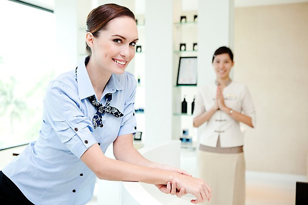 포토 JPG 서양인 해외기획촬영 손 여자 2010년태국 창문 실내 서기 미소 웃음 사람 동양인 손짓 20대 성인 두명 신체부위 뷰티 기댐 미용실 뷰티샵 미용사 머리손질 헤어관리 의료성형뷰티 청년만 성인만 국내포토 외국인 직업 모션 표정 인종 청년 내부 상점 파일형식