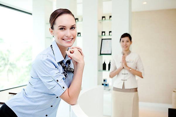 포토 JPG 서양인 해외기획촬영 손 여자 2010년태국 창문 실내 서기 미소 웃음 사람 동양인 손짓 20대 성인 두명 신체부위 뷰티 기댐 미용실 뷰티샵 미용사 머리손질 헤어관리 의료성형뷰티 청년만 성인만 국내포토 외국인 직업 모션 표정 인종 청년 내부 상점 파일형식