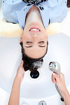 포토 JPG 서양인 해외기획촬영 손 여자 2010년태국 실내 미소 웃음 사람 손짓 20대 성인 두명 신체부위 하이앵글 뷰티 머리카락 눈감음 미용실 뷰티샵 미용사 세면대 샤워기 머리손질 헤어관리 머리감기 의료성형뷰티 청년만 성인만 국내포토 외국인 직업 뷰포인트 모션 표정 청년 내부 머리 상점 청결 파일형식