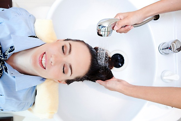 포토 JPG 서양인 해외기획촬영 손 여자 2010년태국 실내 미소 웃음 사람 손짓 20대 성인 두명 신체부위 하이앵글 뷰티 머리카락 눈감음 미용실 뷰티샵 미용사 세면대 샤워기 머리손질 헤어관리 머리감기 의료성형뷰티 청년만 성인만 국내포토 외국인 직업 뷰포인트 모션 표정 청년 내부 머리 상점 청결 파일형식