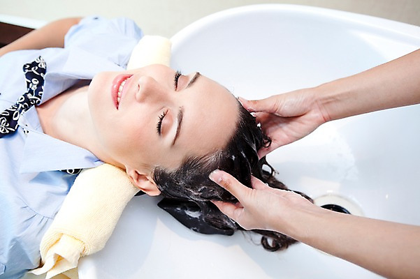 포토 JPG 서양인 해외기획촬영 손 여자 2010년태국 실내 미소 웃음 사람 손짓 20대 성인 두명 신체부위 뷰티 머리카락 눈감음 미용실 뷰티샵 미용사 세면대 샤워기 머리손질 헤어관리 머리감기 의료성형뷰티 청년만 성인만 국내포토 외국인 직업 모션 표정 청년 내부 머리 상점 청결 파일형식