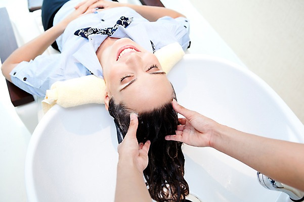 포토 JPG 서양인 해외기획촬영 손 여자 2010년태국 실내 미소 웃음 사람 손짓 20대 성인 두명 신체부위 수건 뷰티 머리카락 눈감음 미용실 뷰티샵 미용사 세면대 머리손질 헤어관리 머리감기 의료성형뷰티 청년만 성인만 국내포토 외국인 직업 모션 표정 청년 내부 위생용품 머리 상점 청결 파일형식