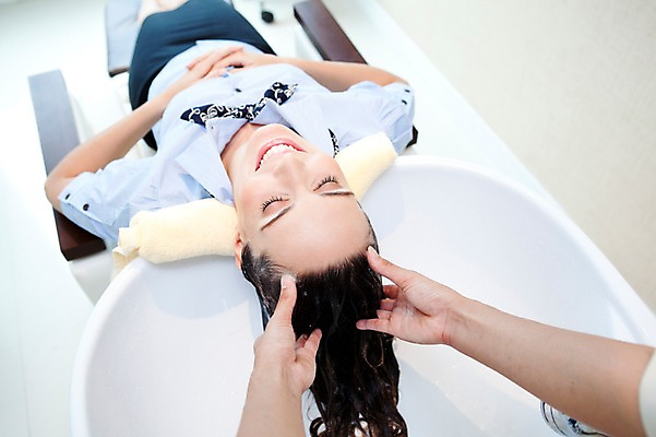 포토 JPG 서양인 해외기획촬영 손 여자 2010년태국 실내 미소 웃음 사람 손짓 20대 성인 두명 신체부위 수건 뷰티 머리카락 눈감음 미용실 뷰티샵 미용사 세면대 머리손질 헤어관리 머리감기 의료성형뷰티 청년만 성인만 국내포토 외국인 직업 모션 표정 청년 내부 위생용품 머리 상점 청결 파일형식