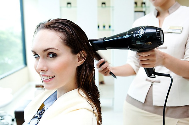 포토 JPG 서양인 해외기획촬영 손 여자 2010년태국 창문 실내 미소 웃음 사람 손짓 20대 성인 두명 신체부위 수건 뷰티 머리카락 머리빗 미용실 뷰티샵 드라이어 미용사 머리손질 헤어관리 의료성형뷰티 청년만 성인만 국내포토 외국인 직업 모션 표정 청년 내부 위생용품 머리 상점 미용용품 파일형식