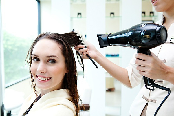 포토 JPG 서양인 해외기획촬영 손 여자 2010년태국 창문 실내 미소 웃음 사람 손짓 20대 성인 두명 신체부위 수건 뷰티 머리카락 머리빗 미용실 뷰티샵 드라이어 미용사 머리손질 헤어관리 의료성형뷰티 청년만 성인만 국내포토 외국인 직업 모션 표정 청년 내부 위생용품 머리 상점 미용용품 파일형식