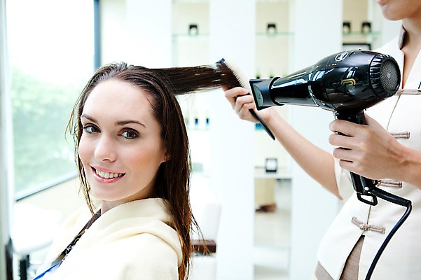 포토 JPG 서양인 해외기획촬영 손 여자 2010년태국 창문 실내 미소 웃음 사람 손짓 20대 성인 두명 신체부위 수건 뷰티 머리카락 머리빗 미용실 뷰티샵 드라이어 미용사 머리손질 헤어관리 의료성형뷰티 청년만 성인만 국내포토 외국인 직업 모션 표정 청년 내부 위생용품 머리 상점 미용용품 파일형식