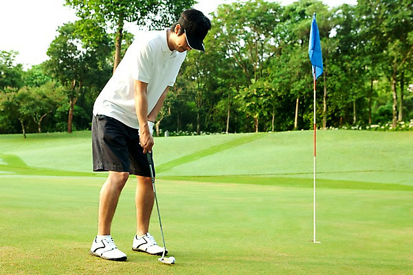 포토 JPG 주간 전신 나무 식물 해외기획촬영 남자 2010년태국 스포츠용품 스포츠 포즈 골프 공 스포츠시설 모션 골프장 필드 레저 골프공 골프용품 골프클럽 한명 들기 사람 동양인 잔디 20대 성인 야외 초록색 레포츠 구기 골프채 한국인 깃발 골퍼 샷 깃대 홀컵 남자만 남자한명만 성인남자만 청년만 청년남자만 청년남자한명만 성인한명만 성인남자한명만 성인만 국내포토 자연요소 1 컬러 자세 운동선수 인종 청년 오브젝트 시설 파일형식