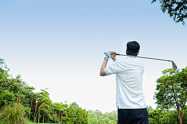 포토 JPG 주간 나무 식물 해외기획촬영 남자 2010년태국 스포츠용품 스포츠 포즈 골프 스포츠시설 모션 골프장 필드 하늘 레저 골프용품 골프클럽 한명 들기 사람 동양인 잔디 상반신 20대 성인 야외 뒷모습 초록색 레포츠 구기 골프채 한국인 골퍼 스윙 샷 골프장갑 남자만 남자한명만 성인남자만 청년만 청년남자만 청년남자한명만 성인한명만 성인남자한명만 성인만 국내포토 자연요소 1 뷰포인트 컬러 장갑 자세 운동선수 인종 청년 오브젝트 시설 파일형식