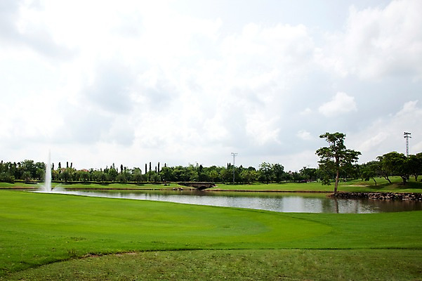 포토 JPG 주간 나무 식물 구름 해외기획촬영 2010년태국 스포츠 골프 스포츠시설 골프장 태국 필드 하늘 레저 풍경 잔디 사람없음 야외 초록색 레포츠 연못 분수 분수_분수대 국내포토 자연요소 아시아 컬러 구기 시설 분수대 파일형식