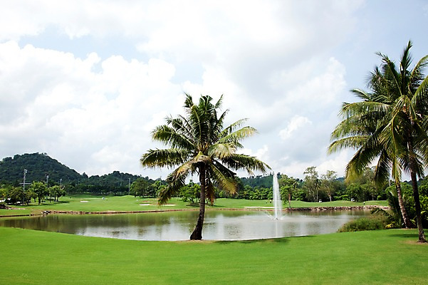 포토 JPG 주간 나무 식물 구름 해외기획촬영 2010년태국 스포츠 골프 스포츠시설 골프장 태국 필드 하늘 레저 풍경 잔디 사람없음 야외 초록색 레포츠 야자수 연못 분수 분수_분수대 국내포토 자연요소 아시아 컬러 구기 시설 분수대 파일형식