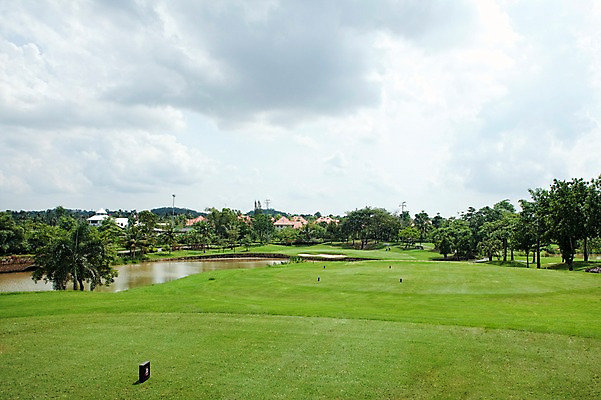 포토 JPG 주간 나무 식물 구름 해외기획촬영 2010년태국 스포츠 골프 스포츠시설 골프장 태국 필드 하늘 레저 풍경 잔디 사람없음 야외 초록색 레포츠 연못 국내포토 자연요소 아시아 컬러 구기 시설 파일형식