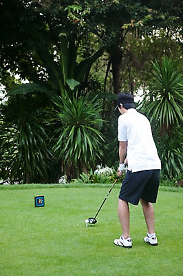 포토 JPG 주간 전신 나무 식물 해외기획촬영 남자 2010년태국 스포츠용품 스포츠 포즈 골프 공 스포츠시설 모션 골프장 필드 레저 골프공 골프용품 골프클럽 한명 들기 사람 동양인 잔디 20대 성인 야외 뒷모습 초록색 레포츠 구기 골프채 한국인 골퍼 샷 남자만 남자한명만 성인남자만 청년만 청년남자만 청년남자한명만 성인한명만 성인남자한명만 성인만 국내포토 자연요소 1 뷰포인트 컬러 자세 운동선수 인종 청년 오브젝트 시설 파일형식