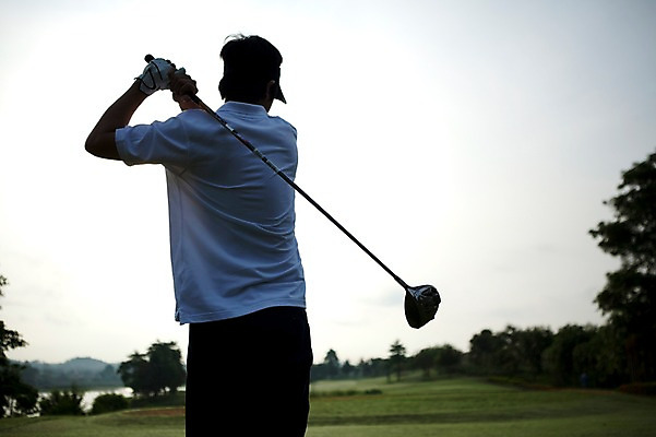 포토 JPG 주간 나무 식물 해외기획촬영 남자 2010년태국 스포츠용품 스포츠 포즈 골프 스포츠시설 모션 골프장 필드 하늘 레저 골프용품 골프클럽 한명 들기 사람 동양인 잔디 상반신 20대 성인 야외 뒷모습 초록색 레포츠 구기 골프채 한국인 골퍼 스윙 샷 남자만 남자한명만 성인남자만 청년만 청년남자만 청년남자한명만 성인한명만 성인남자한명만 성인만 국내포토 자연요소 1 뷰포인트 컬러 자세 운동선수 인종 청년 오브젝트 시설 파일형식