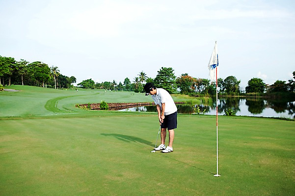 포토 JPG 주간 전신 나무 식물 해외기획촬영 남자 2010년태국 스포츠용품 스포츠 포즈 골프 공 스포츠시설 모션 골프장 필드 하늘 레저 골프공 골프용품 골프클럽 그림자 한명 들기 사람 동양인 잔디 20대 성인 야외 초록색 레포츠 구기 골프채 한국인 연못 골퍼 샷 깃대 홀컵 남자만 남자한명만 성인남자만 청년만 청년남자만 청년남자한명만 성인한명만 성인남자한명만 성인만 국내포토 자연요소 1 컬러 자세 운동선수 인종 청년 오브젝트 시설 파일형식