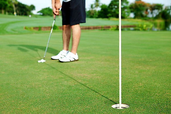 포토 JPG 주간 나무 식물 해외기획촬영 남자 2010년태국 스포츠용품 스포츠 포즈 골프 공 스포츠시설 모션 골프장 필드 레저 골프공 골프용품 골프클럽 한명 들기 사람 동양인 잔디 20대 성인 야외 초록색 레포츠 구기 골프채 한국인 하반신 골퍼 샷 깃대 홀컵 남자만 남자한명만 성인남자만 청년만 청년남자만 청년남자한명만 성인한명만 성인남자한명만 성인만 국내포토 자연요소 1 컬러 자세 운동선수 인종 청년 오브젝트 시설 파일형식