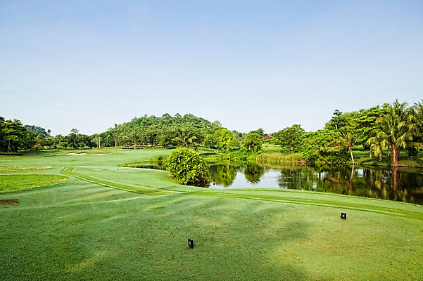 포토 JPG 주간 나무 식물 해외기획촬영 2010년태국 스포츠 골프 스포츠시설 골프장 태국 필드 하늘 레저 풍경 잔디 사람없음 야외 초록색 레포츠 연못 국내포토 자연요소 아시아 컬러 구기 시설 파일형식