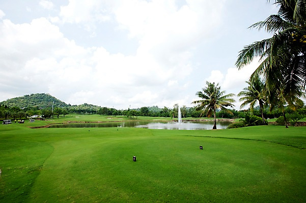 포토 JPG 주간 나무 식물 구름 해외기획촬영 2010년태국 스포츠 골프 스포츠시설 골프장 태국 필드 하늘 레저 풍경 잔디 사람없음 야외 초록색 레포츠 야자수 연못 분수 분수_분수대 국내포토 자연요소 아시아 컬러 구기 시설 분수대 파일형식