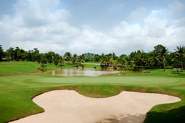 포토 JPG 주간 나무 식물 구름 해외기획촬영 2010년태국 모래 스포츠 골프 스포츠시설 골프장 태국 필드 하늘 레저 풍경 잔디 사람없음 야외 초록색 레포츠 연못 벙커 국내포토 자연요소 아시아 컬러 구기 시설 파일형식