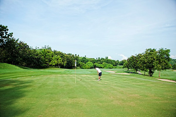 포토 JPG 주간 나무 식물 해외기획촬영 남자 2010년태국 스포츠용품 스포츠 포즈 골프 스포츠시설 모션 골프장 필드 하늘 레저 골프용품 골프클럽 한명 사람 동양인 잔디 20대 성인 야외 초록색 레포츠 구기 골프채 한국인 깃발 골퍼 샷 홀컵 남자만 남자한명만 성인남자만 청년만 청년남자만 청년남자한명만 성인한명만 성인남자한명만 성인만 국내포토 자연요소 1 컬러 자세 운동선수 인종 청년 오브젝트 시설 파일형식
