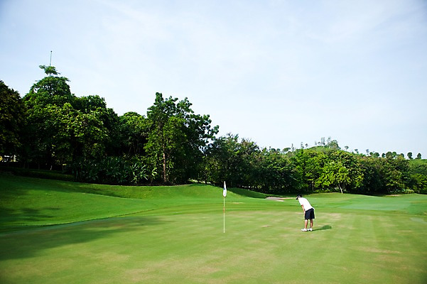 포토 JPG 주간 나무 식물 해외기획촬영 남자 2010년태국 스포츠용품 스포츠 포즈 골프 공 스포츠시설 모션 골프장 필드 하늘 레저 골프용품 골프클럽 한명 사람 동양인 잔디 20대 성인 야외 초록색 레포츠 구기 골프채 한국인 깃발 골퍼 샷 홀컵 남자만 남자한명만 성인남자만 청년만 청년남자만 청년남자한명만 성인한명만 성인남자한명만 성인만 국내포토 자연요소 1 컬러 자세 운동선수 인종 청년 오브젝트 시설 파일형식