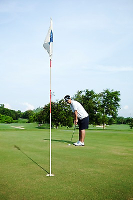 포토 JPG 주간 전신 나무 식물 해외기획촬영 남자 2010년태국 스포츠용품 스포츠 포즈 골프 공 스포츠시설 모션 골프장 필드 하늘 레저 골프공 골프용품 골프클럽 한명 사람 동양인 잔디 20대 성인 야외 옆모습 초록색 레포츠 구기 골프채 한국인 깃발 골퍼 샷 깃대 홀컵 남자만 남자한명만 성인남자만 청년만 청년남자만 청년남자한명만 성인한명만 성인남자한명만 성인만 국내포토 자연요소 1 뷰포인트 컬러 자세 운동선수 인종 청년 오브젝트 시설 파일형식
