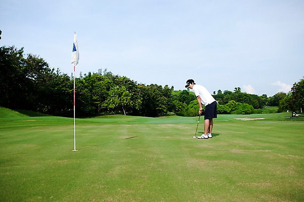 포토 JPG 주간 나무 식물 해외기획촬영 남자 2010년태국 스포츠용품 스포츠 포즈 골프 공 스포츠시설 모션 골프장 필드 하늘 레저 골프공 골프용품 골프클럽 한명 사람 동양인 잔디 20대 성인 야외 초록색 레포츠 구기 골프채 한국인 골퍼 샷 깃대 홀컵 남자만 남자한명만 성인남자만 청년만 청년남자만 청년남자한명만 성인한명만 성인남자한명만 성인만 국내포토 자연요소 1 컬러 자세 운동선수 인종 청년 오브젝트 시설 파일형식