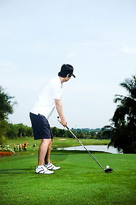 포토 JPG 주간 전신 나무 식물 해외기획촬영 남자 2010년태국 스포츠용품 스포츠 포즈 골프 공 스포츠시설 모션 골프장 필드 하늘 레저 골프공 골프용품 골프클럽 한명 들기 사람 동양인 잔디 20대 성인 야외 옆모습 초록색 레포츠 구기 골프채 한국인 골퍼 샷 남자만 남자한명만 성인남자만 청년만 청년남자만 청년남자한명만 성인한명만 성인남자한명만 성인만 국내포토 자연요소 1 뷰포인트 컬러 자세 운동선수 인종 청년 오브젝트 시설 파일형식