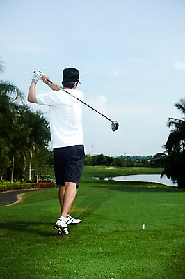 포토 JPG 주간 전신 나무 식물 구름 해외기획촬영 남자 2010년태국 스포츠용품 스포츠 포즈 골프 스포츠시설 모션 골프장 필드 하늘 레저 골프용품 골프클럽 한명 들기 사람 동양인 잔디 20대 성인 야외 뒷모습 초록색 레포츠 구기 골프채 한국인 연못 골퍼 스윙 샷 골프장갑 남자만 남자한명만 성인남자만 청년만 청년남자만 청년남자한명만 성인한명만 성인남자한명만 성인만 국내포토 자연요소 1 뷰포인트 컬러 장갑 자세 운동선수 인종 청년 오브젝트 시설 파일형식