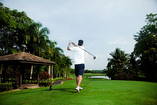 포토 JPG 주간 전신 나무 식물 구름 해외기획촬영 남자 2010년태국 스포츠용품 스포츠 포즈 골프 스포츠시설 모션 골프장 필드 하늘 레저 골프용품 골프클럽 한명 들기 사람 동양인 잔디 20대 성인 야외 뒷모습 초록색 레포츠 구기 골프채 한국인 연못 골퍼 스윙 샷 골프장갑 남자만 남자한명만 성인남자만 청년만 청년남자만 청년남자한명만 성인한명만 성인남자한명만 성인만 국내포토 자연요소 1 뷰포인트 컬러 장갑 자세 운동선수 인종 청년 오브젝트 시설 파일형식