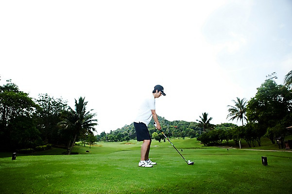 포토 JPG 주간 전신 나무 식물 해외기획촬영 남자 2010년태국 스포츠용품 스포츠 포즈 골프 공 스포츠시설 모션 골프장 필드 하늘 레저 골프공 골프용품 골프클럽 한명 들기 사람 동양인 잔디 20대 성인 야외 옆모습 초록색 레포츠 구기 골프채 한국인 골퍼 샷 남자만 남자한명만 성인남자만 청년만 청년남자만 청년남자한명만 성인한명만 성인남자한명만 성인만 국내포토 자연요소 1 뷰포인트 컬러 자세 운동선수 인종 청년 오브젝트 시설 파일형식