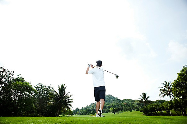 포토 JPG 주간 전신 나무 식물 해외기획촬영 남자 2010년태국 스포츠용품 스포츠 포즈 골프 스포츠시설 모션 골프장 필드 하늘 레저 골프용품 골프클럽 한명 들기 사람 동양인 잔디 20대 성인 야외 뒷모습 초록색 레포츠 구기 골프채 한국인 골퍼 스윙 샷 골프장갑 남자만 남자한명만 성인남자만 청년만 청년남자만 청년남자한명만 성인한명만 성인남자한명만 성인만 국내포토 자연요소 1 뷰포인트 컬러 장갑 자세 운동선수 인종 청년 오브젝트 시설 파일형식