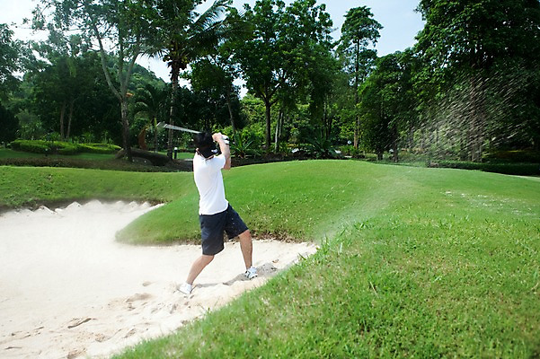 포토 JPG 주간 전신 나무 식물 해외기획촬영 남자 2010년태국 모래 스포츠용품 스포츠 포즈 골프 공 스포츠시설 모션 골프장 필드 레저 골프공 골프용품 골프클럽 한명 들기 사람 동양인 잔디 20대 성인 야외 초록색 레포츠 구기 골프채 한국인 벙커 골퍼 스윙 샷 남자만 남자한명만 성인남자만 청년만 청년남자만 청년남자한명만 성인한명만 성인남자한명만 성인만 국내포토 자연요소 1 컬러 자세 운동선수 인종 청년 오브젝트 시설 파일형식