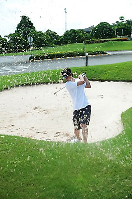 포토 JPG 주간 전신 나무 식물 해외기획촬영 남자 2010년태국 모래 스포츠용품 스포츠 포즈 골프 공 스포츠시설 모션 골프장 필드 레저 골프공 골프용품 골프클럽 한명 들기 사람 동양인 잔디 20대 성인 야외 초록색 레포츠 구기 골프채 한국인 벙커 골퍼 스윙 샷 남자만 남자한명만 성인남자만 청년만 청년남자만 청년남자한명만 성인한명만 성인남자한명만 성인만 국내포토 자연요소 1 컬러 자세 운동선수 인종 청년 오브젝트 시설 파일형식