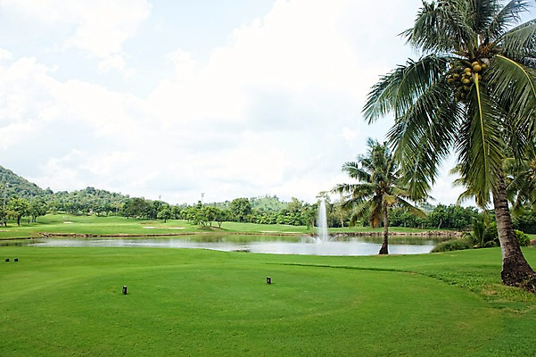 포토 JPG 주간 나무 식물 구름 해외기획촬영 2010년태국 스포츠 골프 스포츠시설 골프장 태국 필드 하늘 레저 풍경 잔디 사람없음 야외 초록색 레포츠 야자수 연못 분수 분수_분수대 국내포토 자연요소 아시아 컬러 구기 시설 분수대 파일형식