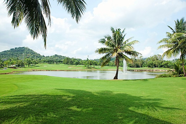 포토 JPG 주간 나무 식물 구름 해외기획촬영 2010년태국 스포츠 골프 스포츠시설 골프장 태국 필드 하늘 레저 그림자 풍경 잔디 사람없음 야외 초록색 레포츠 야자수 연못 분수 분수_분수대 국내포토 자연요소 아시아 컬러 구기 시설 분수대 파일형식