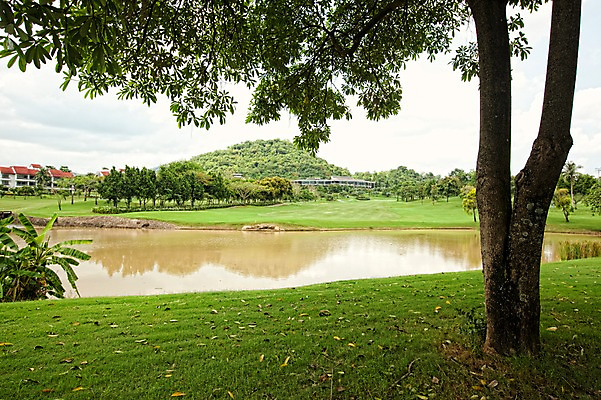 포토 JPG 주간 나무 식물 구름 해외기획촬영 2010년태국 스포츠 골프 스포츠시설 골프장 태국 필드 하늘 레저 풍경 잔디 사람없음 야외 건물 초록색 레포츠 연못 국내포토 자연요소 건축물 아시아 컬러 구기 시설 파일형식