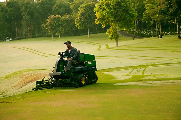 포토 JPG 주간 나무 식물 해외기획촬영 남자 2010년태국 스포츠 골프 스포츠시설 골프장 태국 필드 레저 관리 한명 동양인 풍경 잔디 야외 초록색 레포츠 기계 장비 태국인 남자만 남자한명만 국내포토 자연요소 외국인 1 아시아 컬러 사람 인종 구기 시설 파일형식
