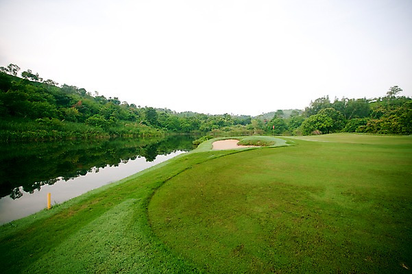 포토 JPG 주간 나무 식물 해외기획촬영 2010년태국 스포츠 골프 스포츠시설 골프장 태국 필드 하늘 레저 풍경 잔디 사람없음 야외 초록색 레포츠 연못 국내포토 자연요소 아시아 컬러 구기 시설 파일형식