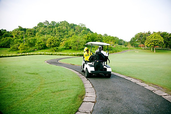 포토 JPG 주간 나무 식물 해외기획촬영 길 2010년태국 스포츠 골프 스포츠시설 골프장 태국 필드 하늘 레저 풍경 잔디 야외 두명 초록색 레포츠 카트 골프카트 캐디 국내포토 자연요소 직업 아시아 컬러 골프용품 사람 구기 시설 파일형식